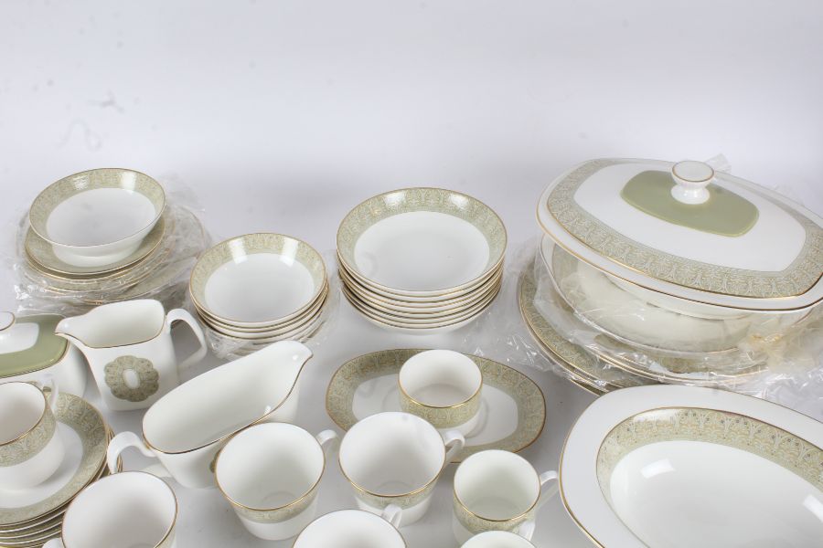 Royal Doulton 'Sonnet dinner' service (qty)