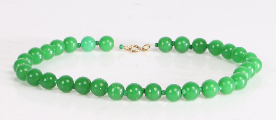 Jade bead necklace, the green beads interspersed with small jade discs, 46cm long