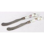 Pair of Meissen porcelain handled table knives, circa 1740, the pistol grip handles with gilt scroll