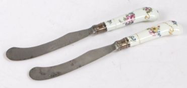 Pair of Meissen porcelain handled table knives, circa 1740, the pistol grip handles with gilt scroll