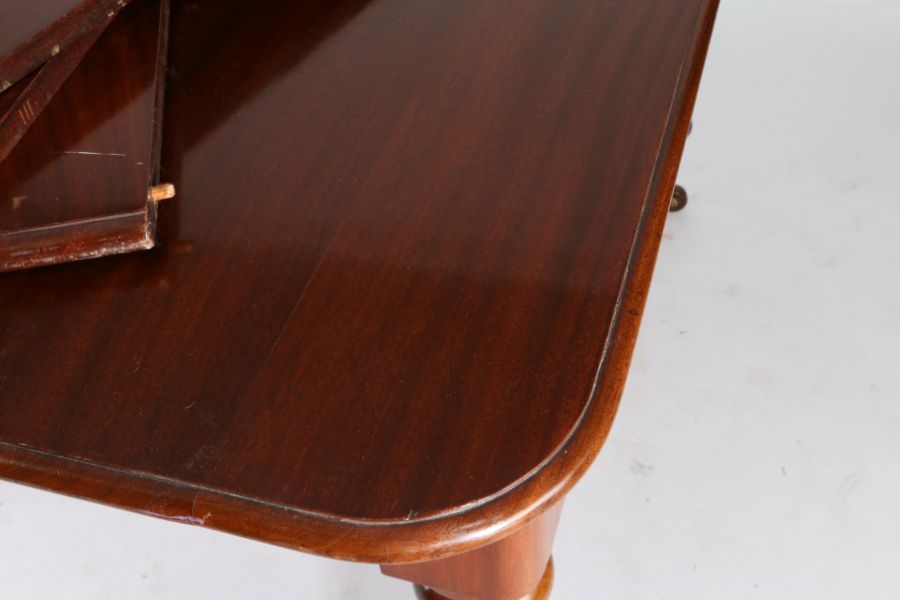 Victorian mahogany dining table, the rectangular top with rounded corners and three additional - Image 3 of 3