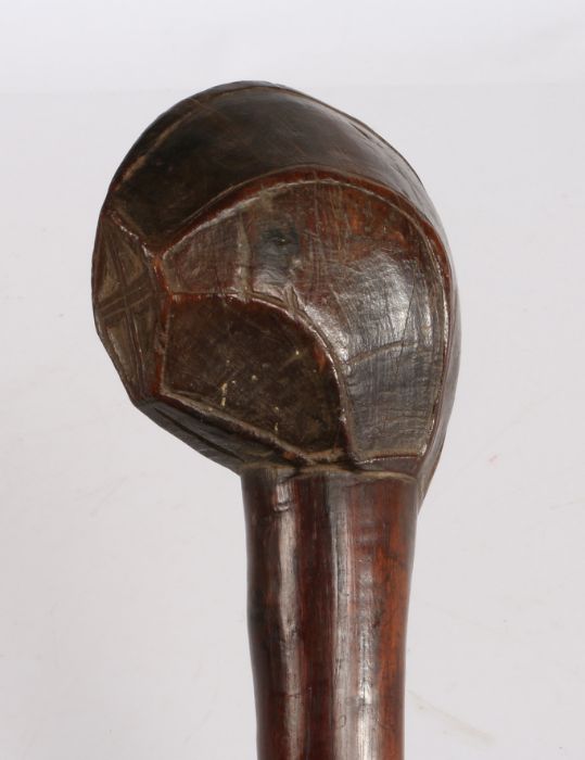 Zulu adze handle, the carved head with cross to the flattened side, 51.5cm long - Image 2 of 6