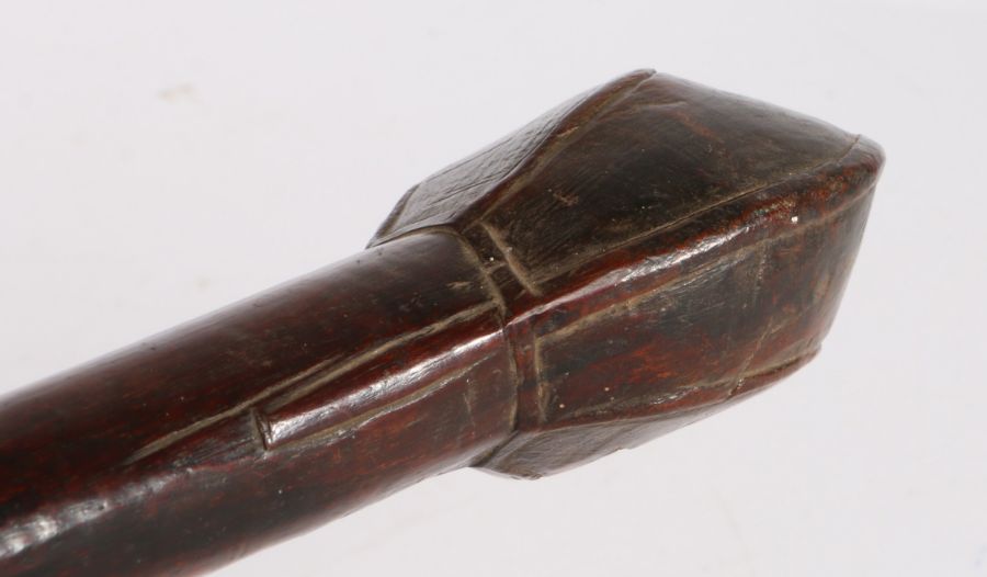 Zulu adze handle, the carved head with cross to the flattened side, 51.5cm long - Image 3 of 6