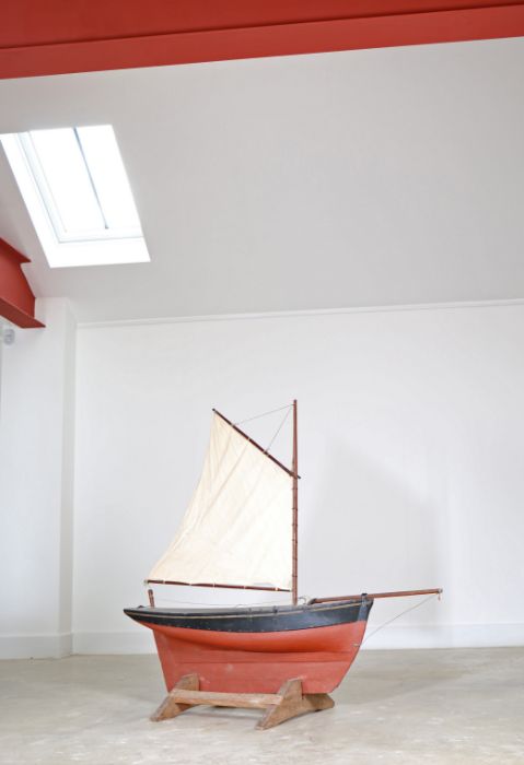 A fine & large early 20th century pond yacht, single sail, painted in black & red, 144cm in