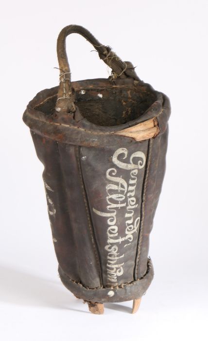 Early 19th Century leather bucket, with painted lettering "Gemeinder Altpeitschhew, No 25", 46cm