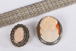 A lot of jewels, including a shell cameo set in a silver frame, weight 6.87 grams, measuring