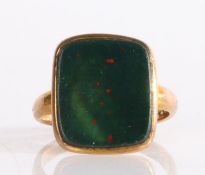 9 carat gold and gem-set signet/seal ring, having a blood stone plaque measuring 1cm wide and 1.