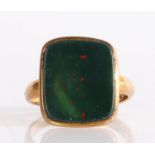 9 carat gold and gem-set signet/seal ring, having a blood stone plaque measuring 1cm wide and 1.