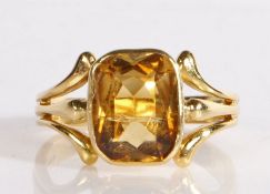 18 carat gold ring set with a central faceted yellow stone, ring size K1/2, 3.9g
