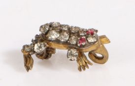 VENDOR COLLECTED 01/12/22 A charming novelty frog brooch, with a paste set back and eyes, pin