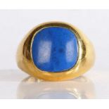 18 carat gold and lapis lazuli signet ring, the lapis lazuli plaque is of a deep royal blue colour.