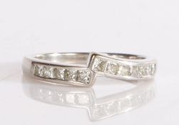 18 carat white gold diamond set ring, the angled shoulders set with ten princess cut diamonds, 2.9