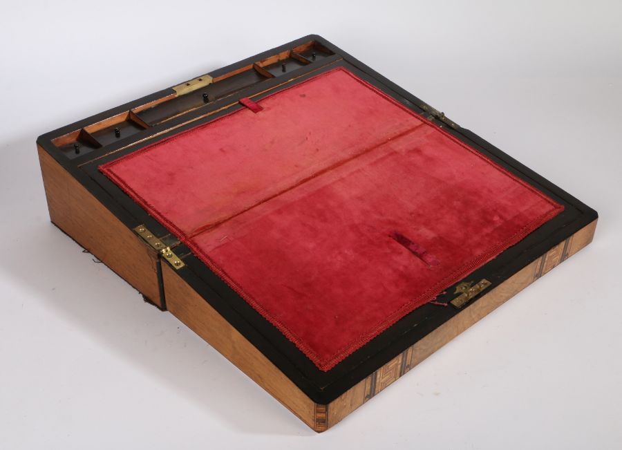 A large Victorian Walnut parquetry inlaid writing box, the hinged lid with central brass cartouche - Bild 2 aus 2