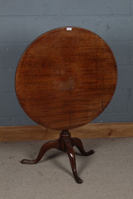 George III mahogany occasional table, the circular top above the turned column and three cabriole