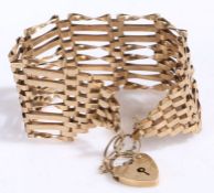 Large 9 carat gold gate link bracelet with a heart shaped locket, 15.5 grams
