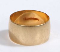 9 carat gold wedding band, ring size O weight 3.7 grams