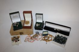 Large and good collection of costume jewellery to include mostly silver items (Qty)