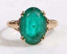9 carat gold ring with oval green paste claw set stone, with detailing to the shoulders, 2.7