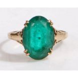 9 carat gold ring with oval green paste claw set stone, with detailing to the shoulders, 2.7