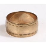 9 carat gold wedding band, ring size O weight 4.2 grams