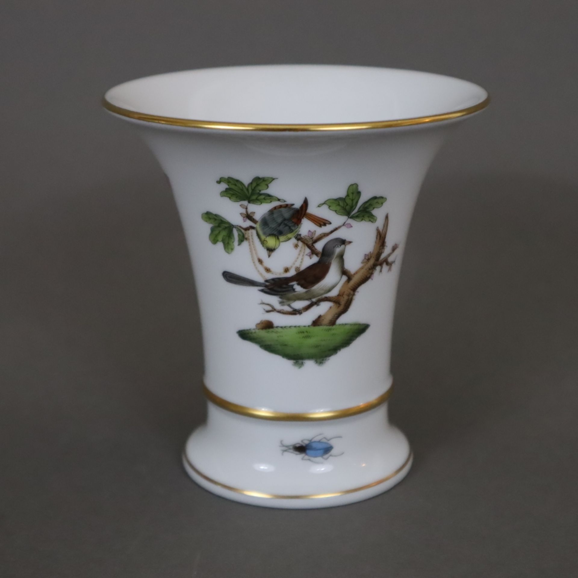 Drei kleine Vasen - Herend, Ungarn, Porzellan, Dekor "Rothschild", polychrome Malerei mit Vogel-und - Bild 3 aus 7