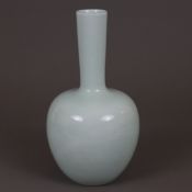 Flaschenvase - vom Typus „tian qiu ping“, gleichmäßige fettglänzende monochrome „Ru“-Glasur mit far