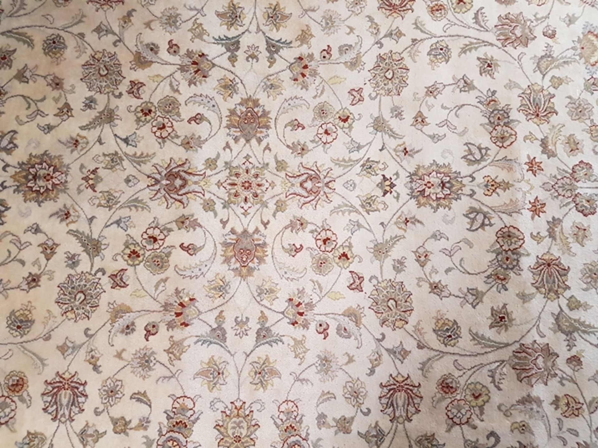 Orientteppich - Kaschmir - Wolle, handgeknüpft, beigegrundig mit roten Bordüren und floralem Muster - Image 2 of 4