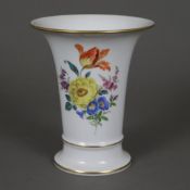 Trichtervase - Meissen, 20. Jh., Porzellan, Blumendekor, Goldakzente, Form "Neuer Ausschnitt", poly