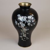 Vase mit Perlmuttintarsien- Meipingform mit langem Hals und ausschwingendem Mündungsrand. Messing s