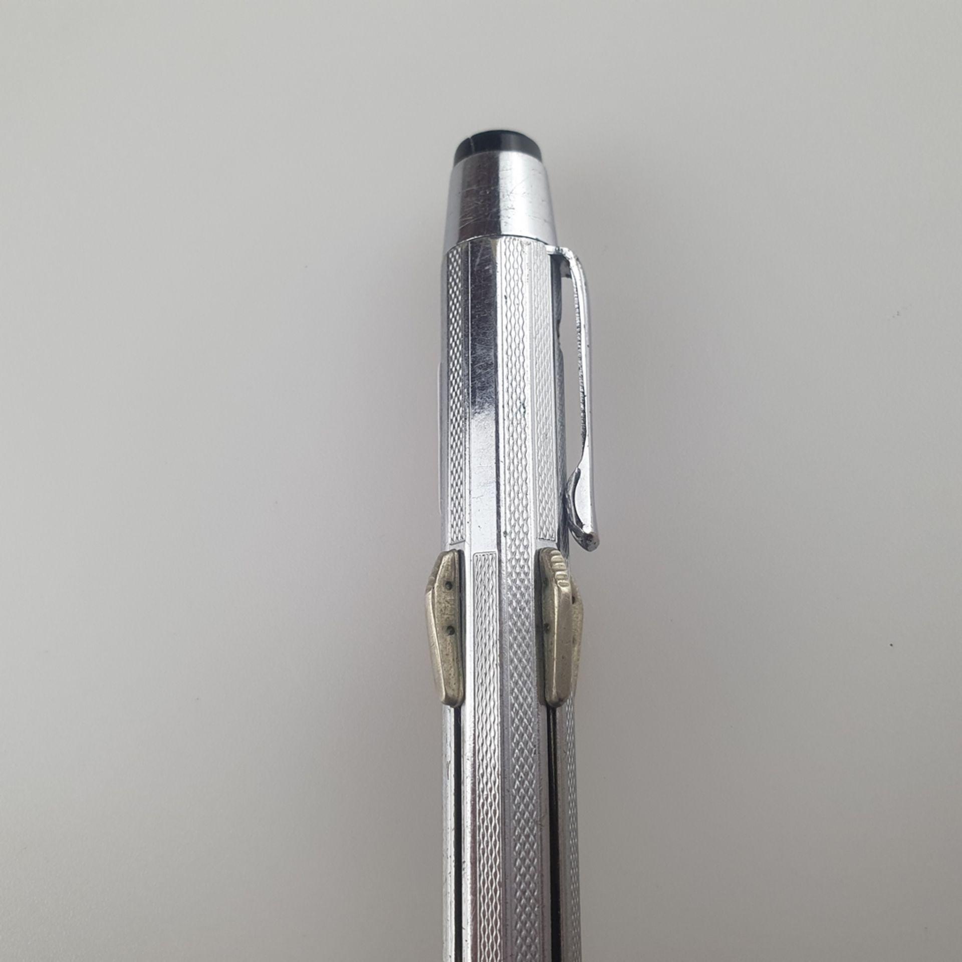 Mehrfarb-Kugelschreiber MONTBLANC - Stahlgehäuse mit guillochierten Kanneluren, L. ca.13,2 cm, leic - Bild 2 aus 4