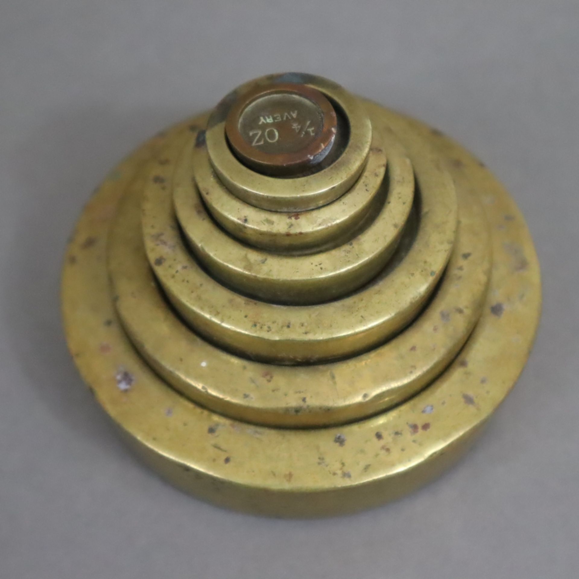 Drei Gewichtsätze - Messing/Zinn/Kupfer, je mehrfach gestempelt, 1x 10 Bechergewichte in einem Behä - Bild 5 aus 8