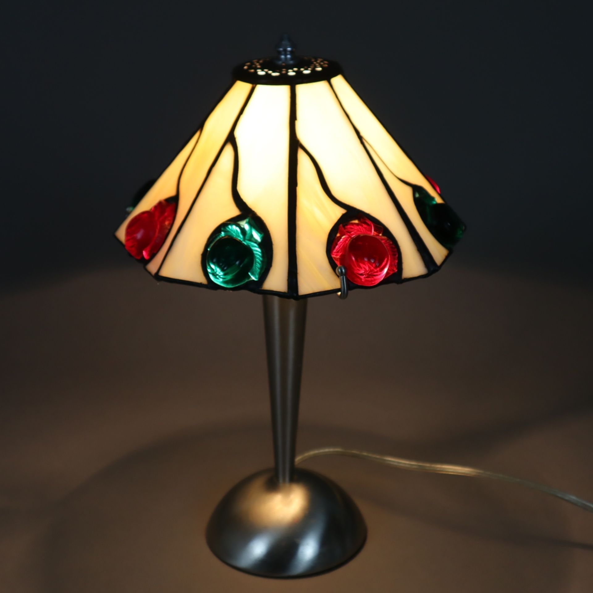 Kleine Tischlampe - Paul Neuhaus 20.Jh., Metallstand, Glasschirm mit eingelegten halbrunden Früchte