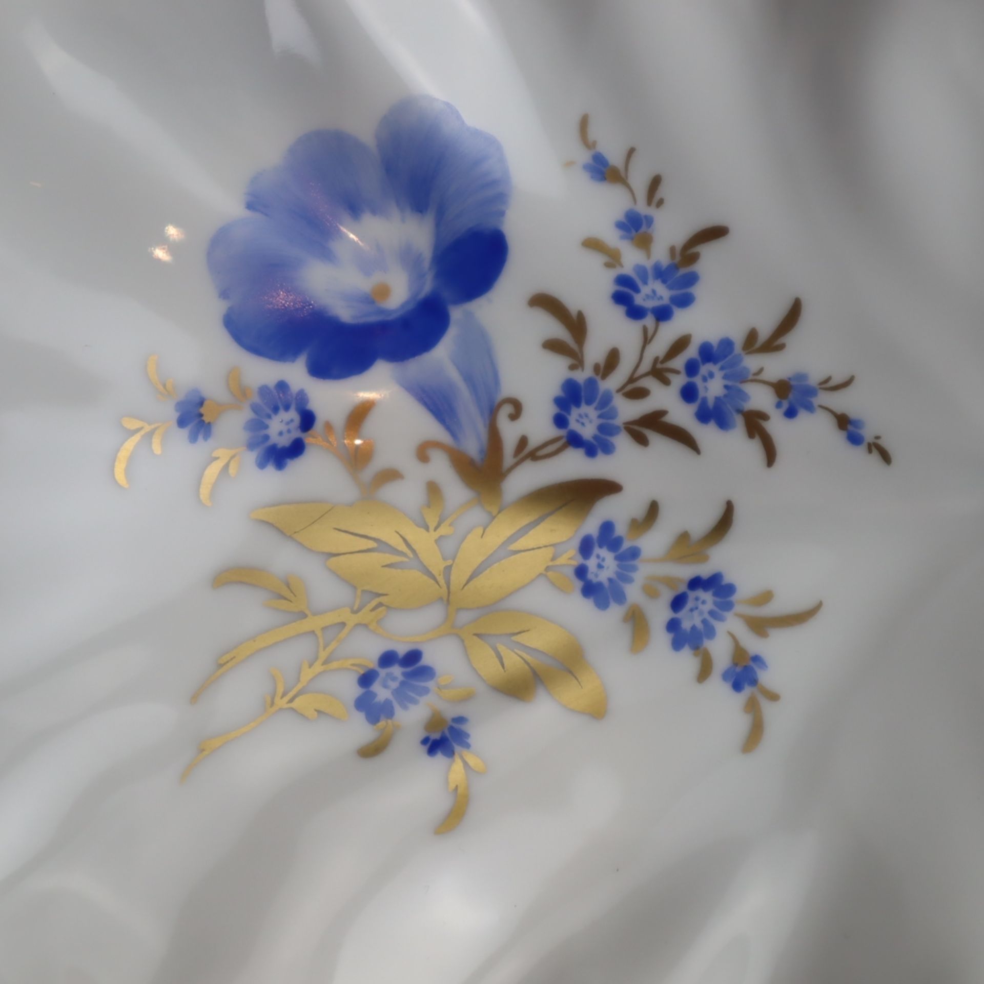 Zwei Schalen - Hoechst, blaue Radmarke, 20.Jh., 1x Blattschale mit Blumendekor in Blau und Gold, L. - Bild 4 aus 5