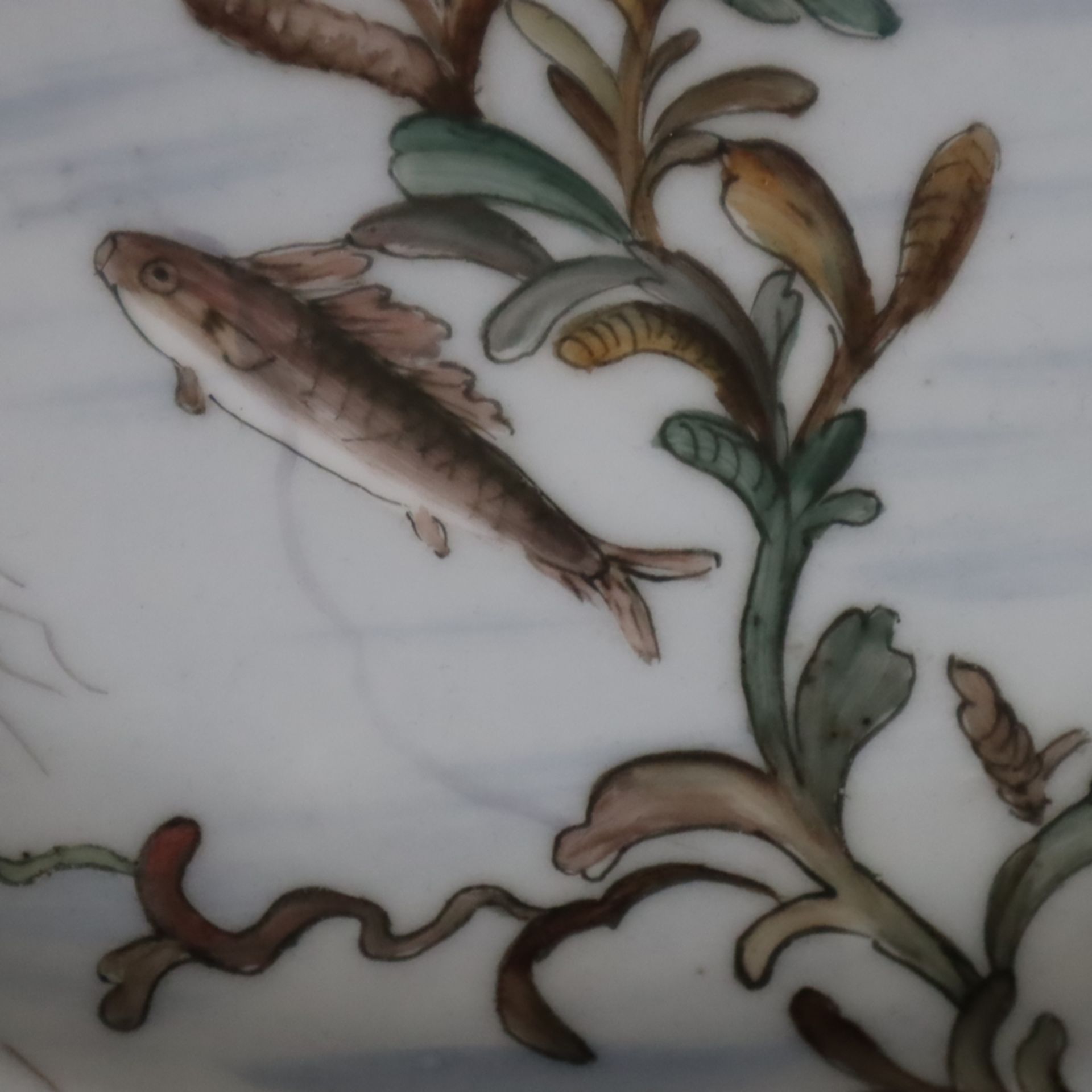 Teller - Royal Copenhagen, Hausmalerei mit Dorsch-/Kabeljau zwischen Unterwasserpflanzen, Reliefdek - Bild 6 aus 10