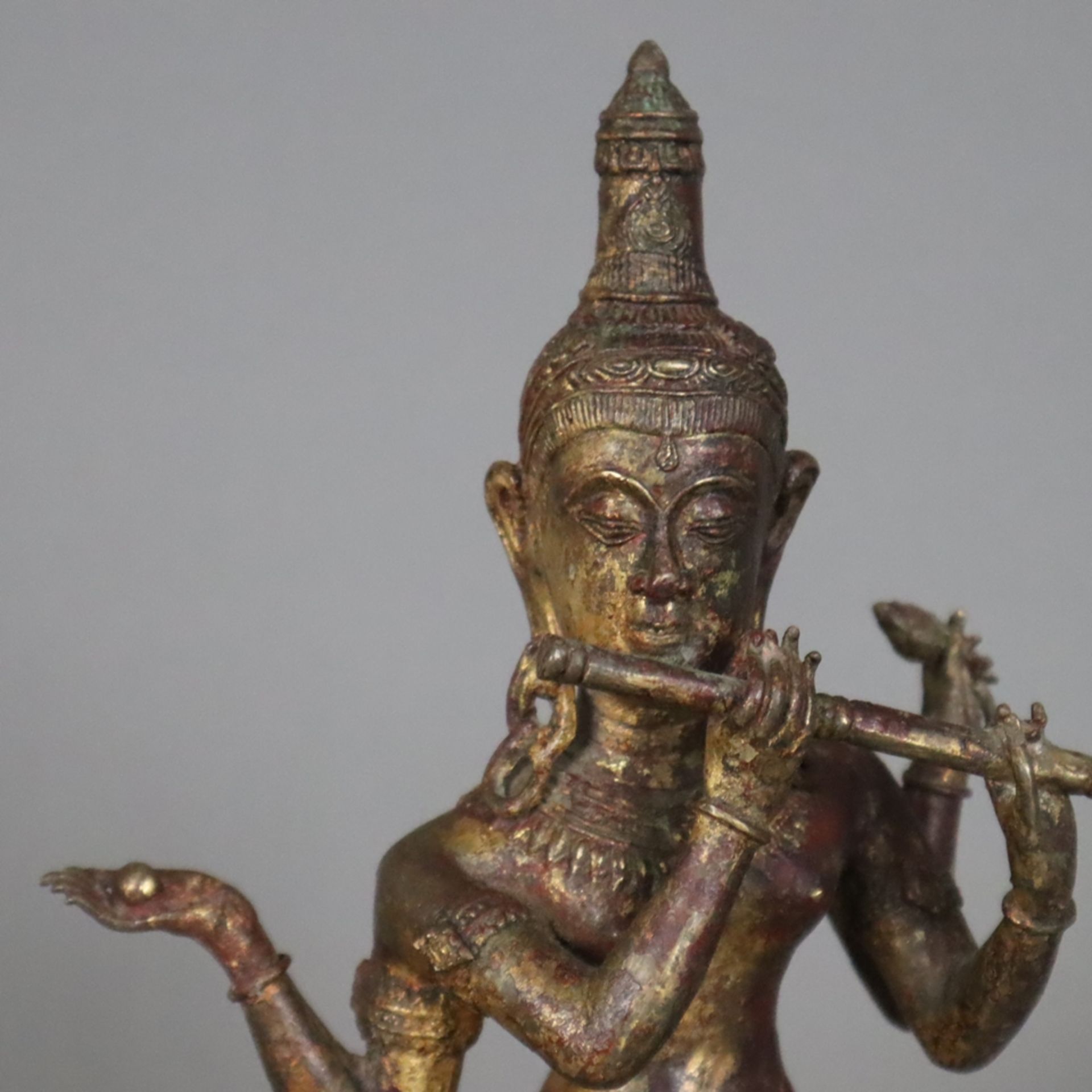 Krishnaitische Figur mit Flöte - Bronzelegierung mit Goldlackfassung, teils berieben, in typischer  - Bild 2 aus 10