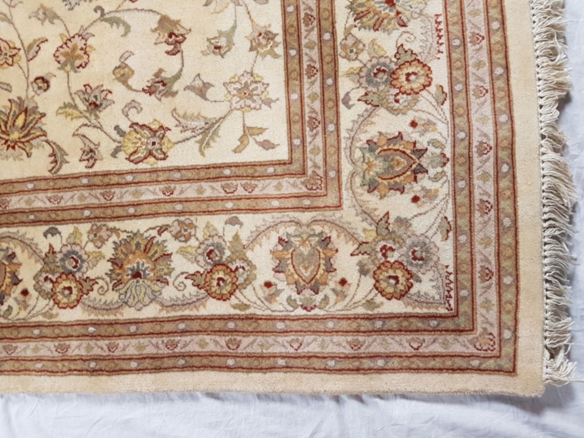 Orientteppich - Kaschmir - Wolle, handgeknüpft, beigegrundig mit roten Bordüren und floralem Muster - Image 3 of 4