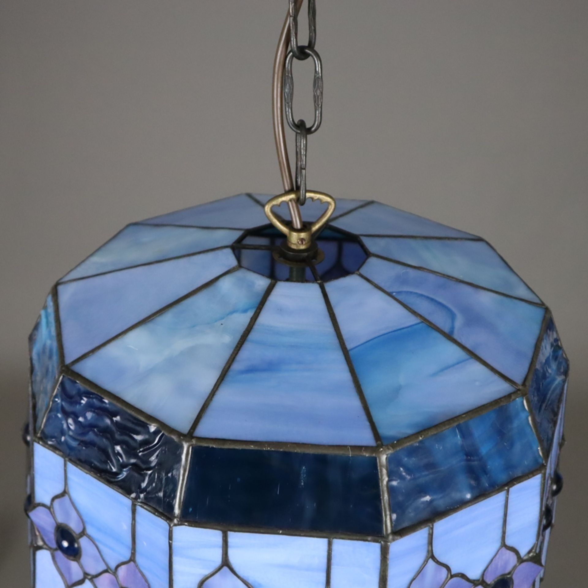 Deckenlampe im Tiffany-Stil - 10-eckiger Glasschirm in blauen und lilafarbenen Tönen, Bleibänder, s - Bild 3 aus 6