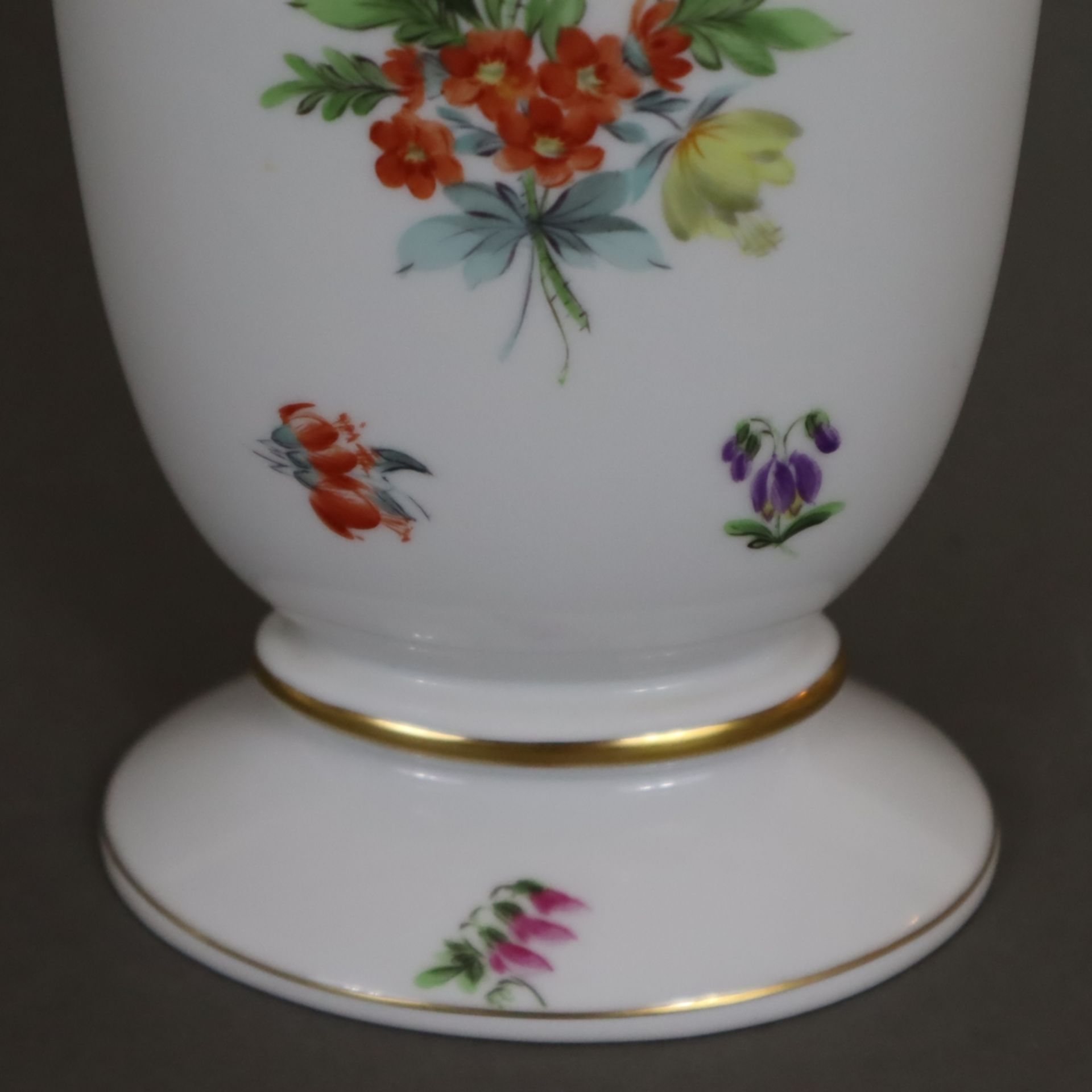 Vase - Herend, Ungarn, Porzellan, polychrom bemalt mit Blumenarrangements und Streublumen, Goldränd - Bild 3 aus 6