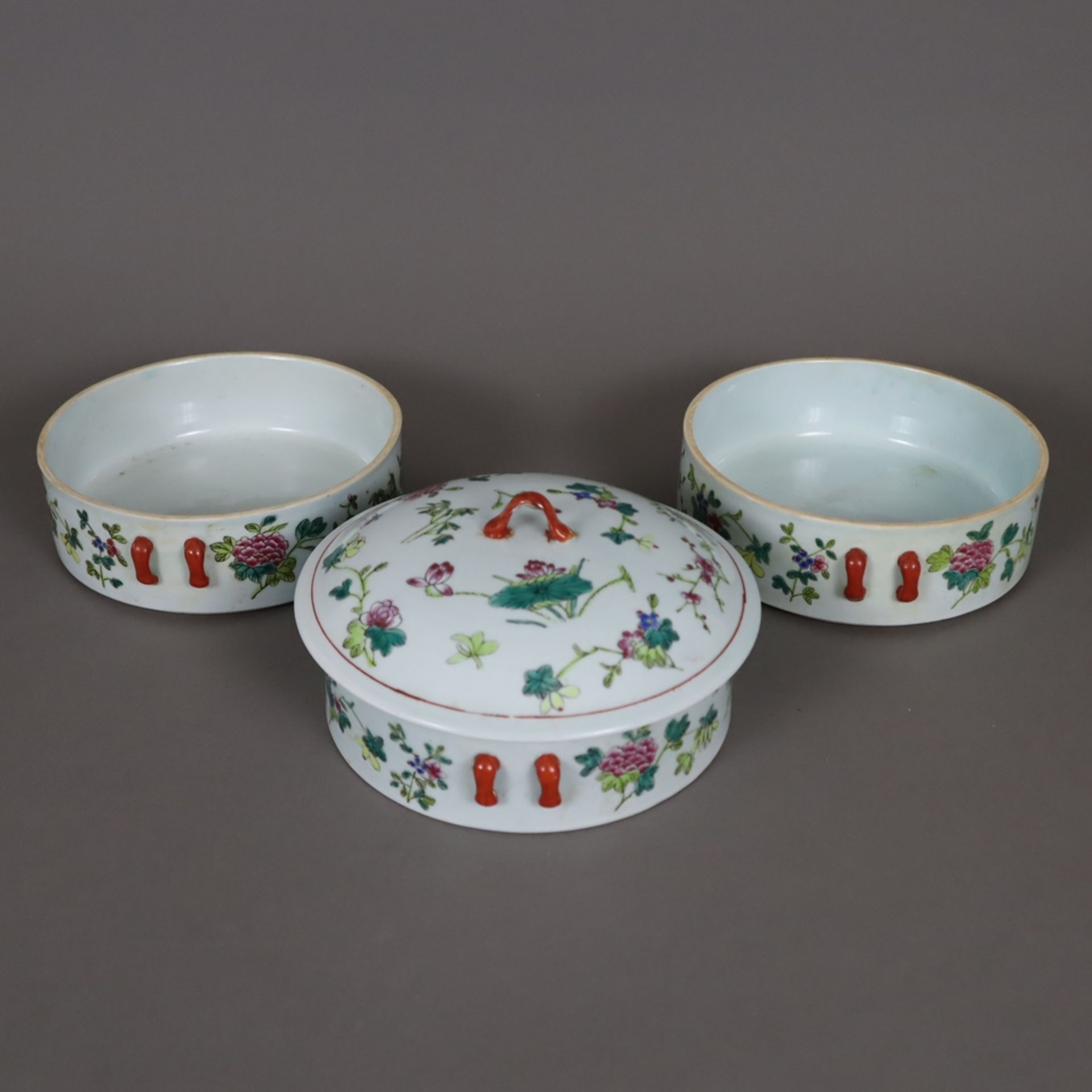 Famille rose-Stapeldose - China, Porzellan, 3tlg., runde Zylinderform aus drei ineinander gestapelt - Bild 9 aus 9