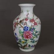 Florale Famille-rose Porzellanvase - China 20.Jh., fein gemalter Dekor in polychromen Emailfarben, 