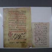 Zwei antike Antiphonar-Blätter - beidseitig handbeschriftete Pergamentblätter, Quadratnoten in Schw