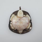 Jade-Amulett mit Schildkröte - vollrunde Schildkröte aus heller Jade geschnitzt, auf Silberlegierun