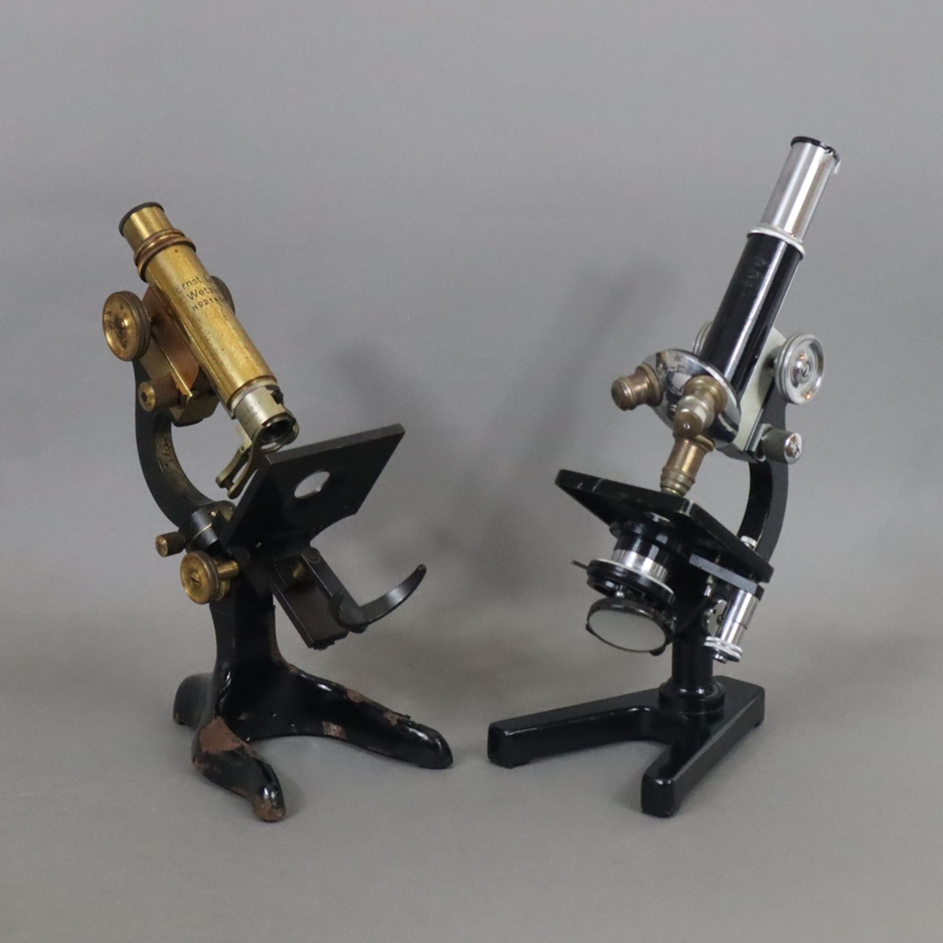 Zwei Mikroskope mit Zubehör - Ernst Leitz Wetzlar, am Tubus signiert mit Seriennummer "214567", Spi