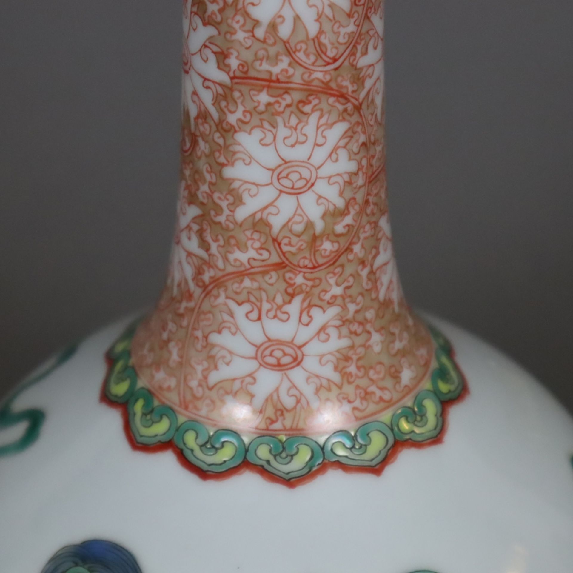 Flaschenvase - China, Porzellan, umlaufend spielende Shishis mit Brokatbällen sowie Blüten-, Ruyiko - Bild 3 aus 9