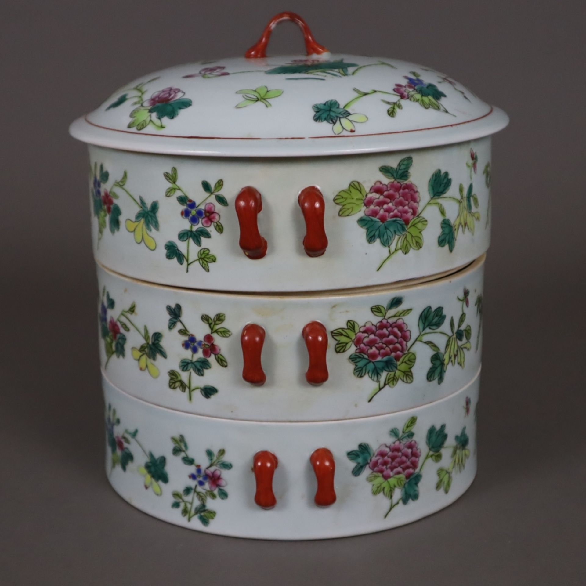 Famille rose-Stapeldose - China, Porzellan, 3tlg., runde Zylinderform aus drei ineinander gestapelt - Bild 8 aus 9