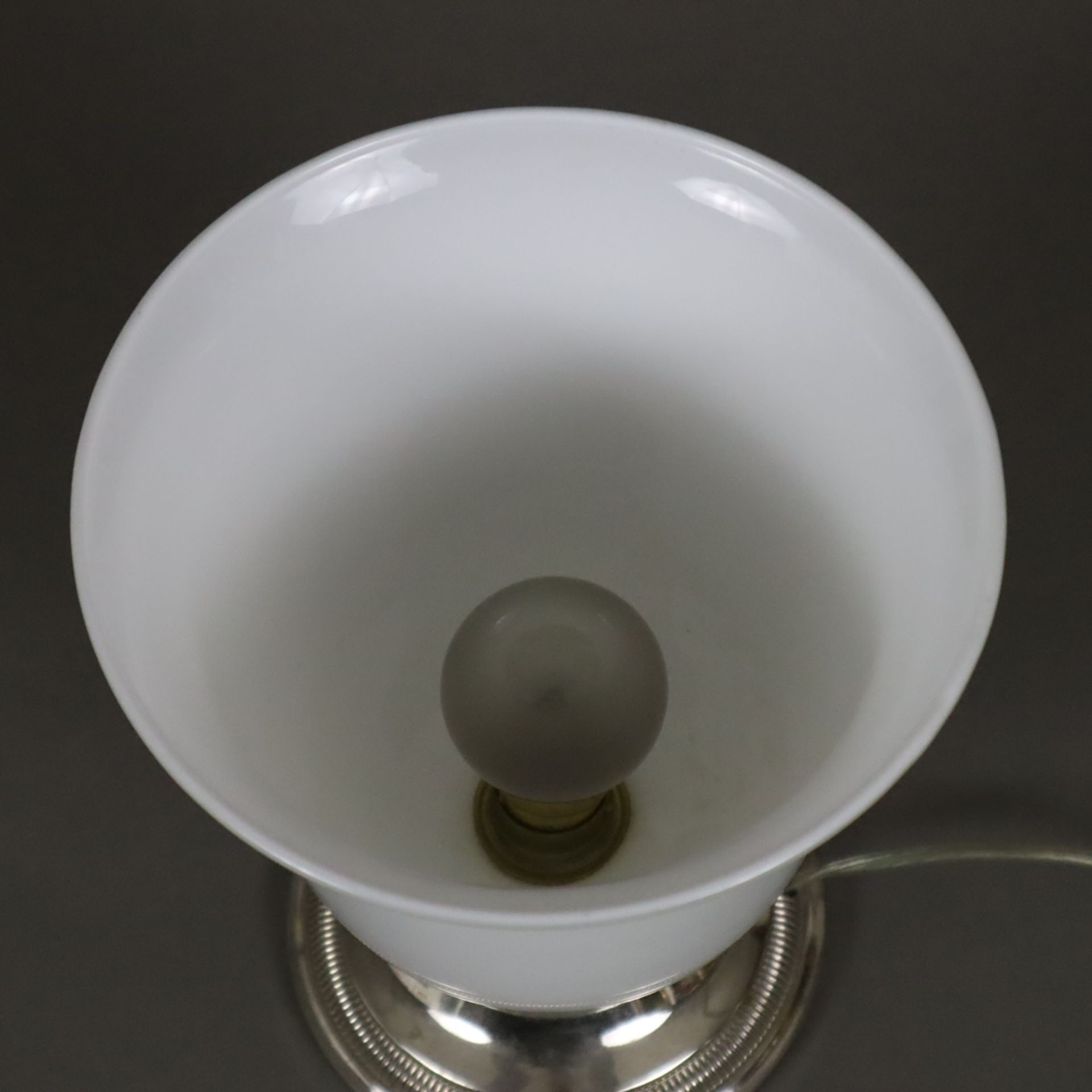 Ein Paar Tischlampen im Art-Déco Stil - Metallfuß, glockenförmiger weißer Opalglas-Schirm, 1-flammi - Bild 3 aus 6