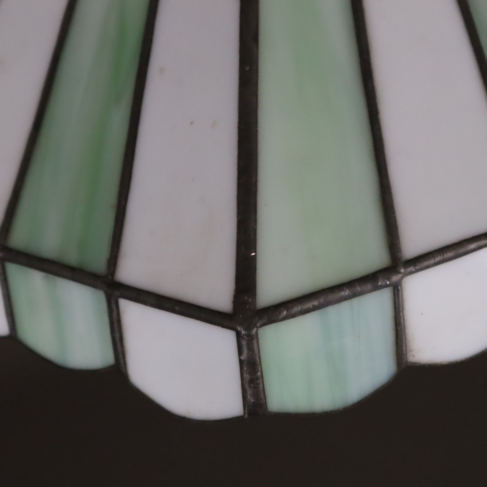 Deckenlampe im Tiffany-Stil - sechseckiger Glasschirm mit Bleibändern, alternierende grüne und weiß - Bild 4 aus 6