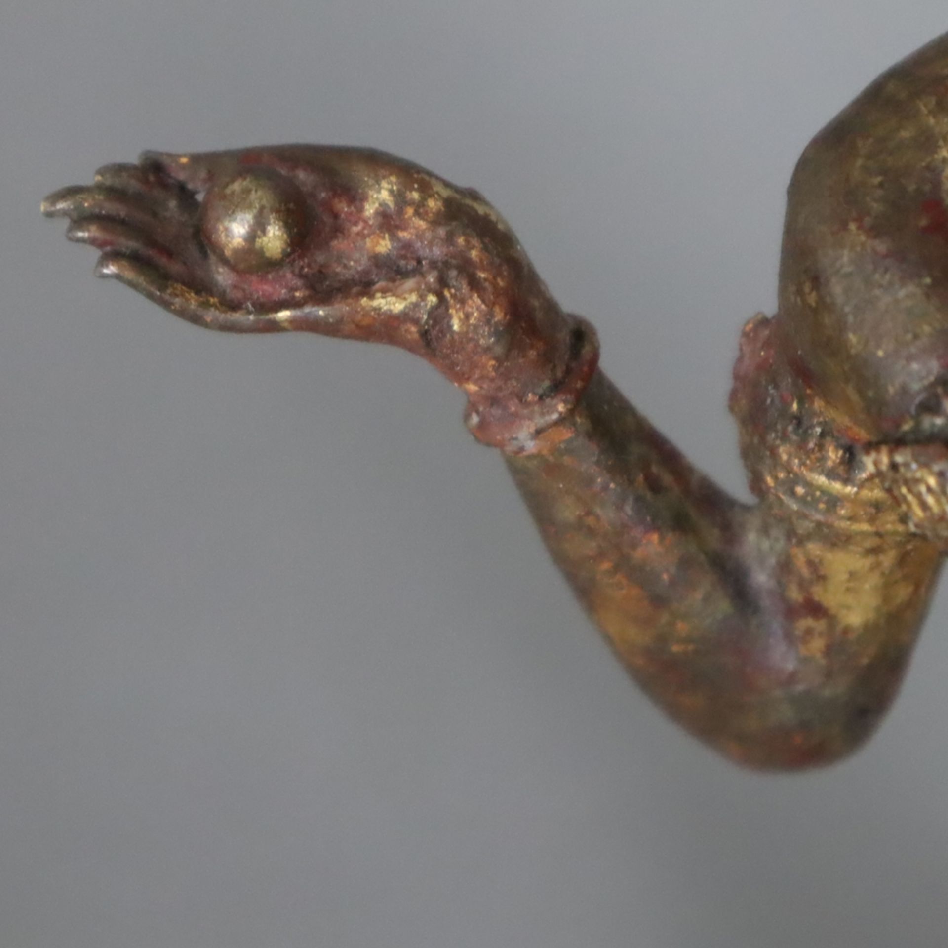 Krishnaitische Figur mit Flöte - Bronzelegierung mit Goldlackfassung, teils berieben, in typischer  - Bild 6 aus 10