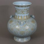 Porzellanvase - China, Dekor mit diversen Ornamentborten auf hellem „Clair-de-lune“-Fond, blau glas