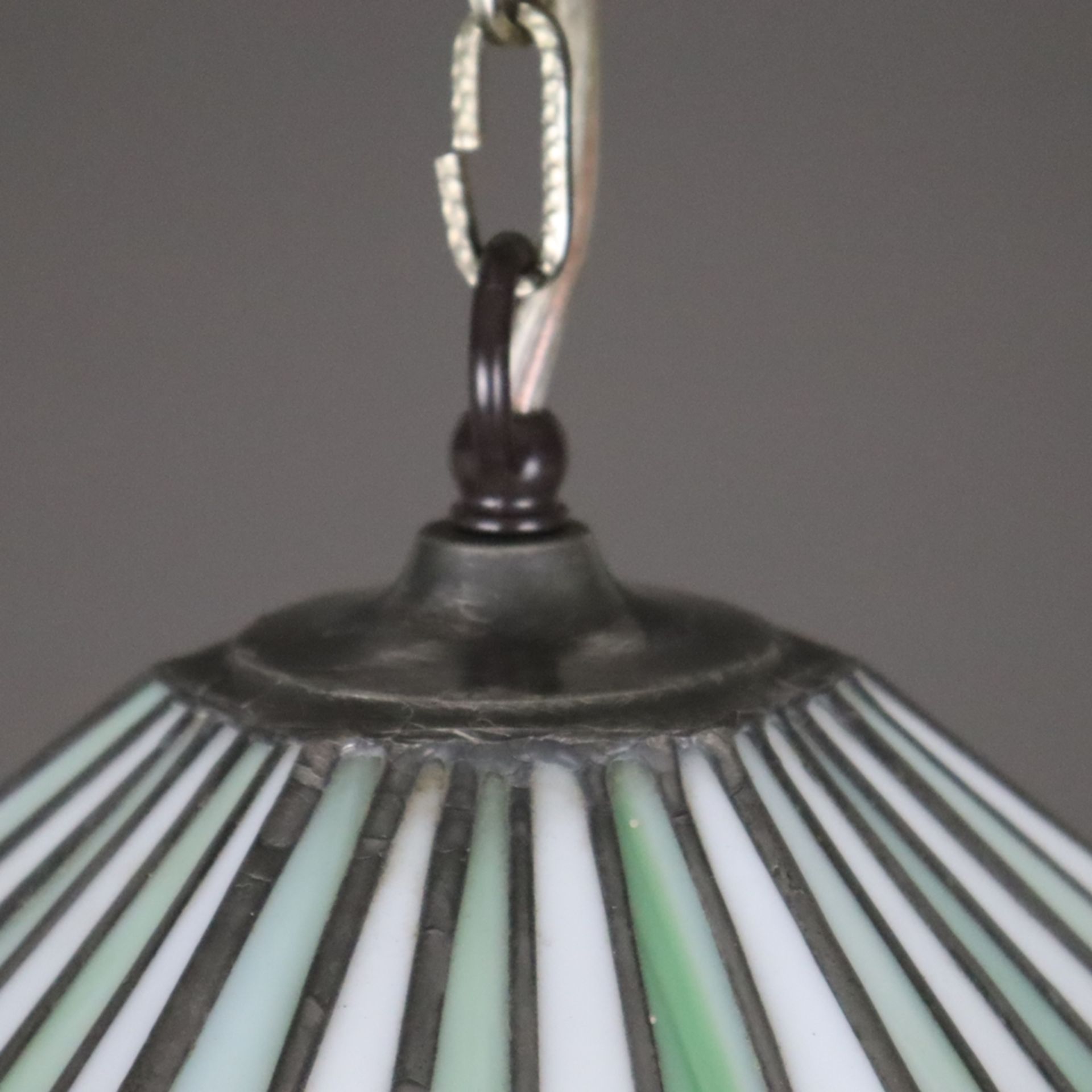 Deckenlampe im Tiffany-Stil - sechseckiger Glasschirm mit Bleibändern, alternierende grüne und weiß - Bild 6 aus 6